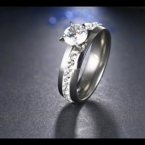 gold or Silver Zircon Ring - Picture 2 of 7